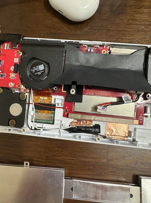 L'Asus ROG Ally peut accueillir un SSD M.2 2280… en forçant un peu